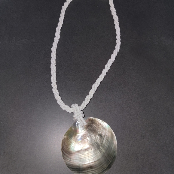 White beaded shell necklace - Picture 1 of 1